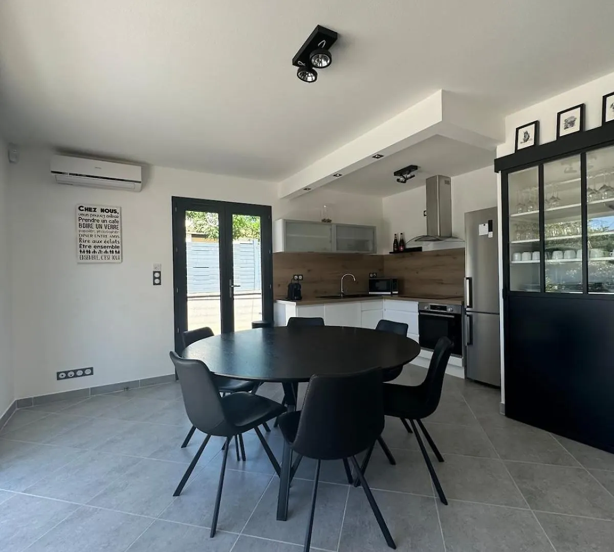 Modern Villa Sampzon 0*,